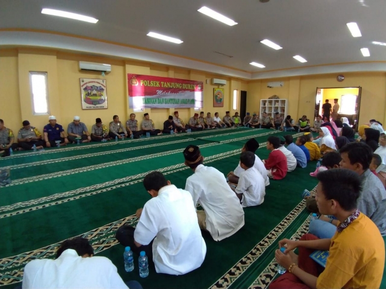 Suasana pengajian dan santunan anak yatim piatu di aula Mapolsek Tanjung Duren