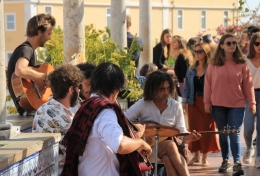 Sekelompok pemusik jalanan sedang mengamen di sebuah pusat wisata di Lisbon. Foto: Yeremias Jena