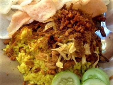 Ilustrasi Nasi Kuning Bandung. Sumber : https://pergikuliner.com