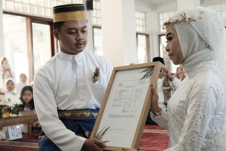 Dwian Wahyu Prabawa (26) dan Sherly Wijayanti Kumayas (25) menunjukkan mahar saham dalam pernikahannya di Boyolali, Jawa Tengah (sumber: https:asset.kompas.com)