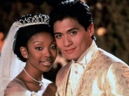 Rupanya pada tahun 1997 ada Cinderella berkulit hitam, diperankan Brandy (dok. HelloGiggle)
