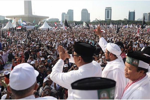 Prabowo dan Massa Blok Islam [Foto: Instagram @sandiuno/Solopos]