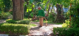 Tukang kebun di taman doc pribadi