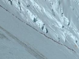 Turis Yang Berbondong Bondong Mendaki Naik Keatas Gunung. Semua Gembira Ceria Bersama Pemandu Lewat Jalan Setapak Yang Dibuat Khusus Untuk Turis Sangat Aman Asal Mengikuti Arahan Tour Guide/dokpri