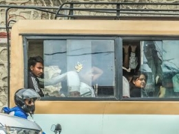 Penumpang Bus Kota Di Kathmandu Kaca Dibuka Karena Tanpa AC (dok. pribadi)