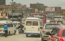 Polisi Kathmandu Pening Mengatur Lalu Lintas Karena Tidak Ada Traffic Light Dan Pembatas Jalan (dok. pribadi)