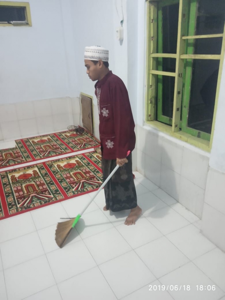 Gus sholihin dengan rutinitasnya membersihkan mushola tempat ia mngejari anak-anak kecil mengaji (Foto: Dokumentasi pribadi)