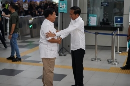 Presiden Joko Widodo bertemu calon presiden, Prabowo Subianto di Stasiun MRT Lebak Bulus, Jakarta Selatan, Sabtu (13/7/2019). (KOMPAS.com/ Kristian Erdianto)