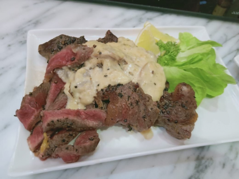 Gambar 4: Hidangan olahan daging Aussie beef siap dicicipi dengan tambahan sayut dan mayonese doc.pribadi