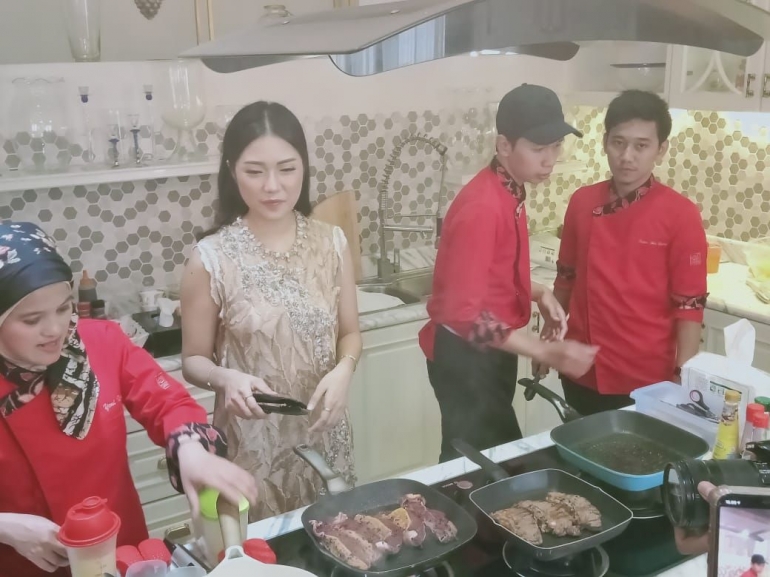 Gambar 3: Acara halal Bi halal female chat box bersama Puteri Bu Yuliandre Nasution yang sedang mengolah dan memasak dengan olahan daging Aussie beef doc.pribadi