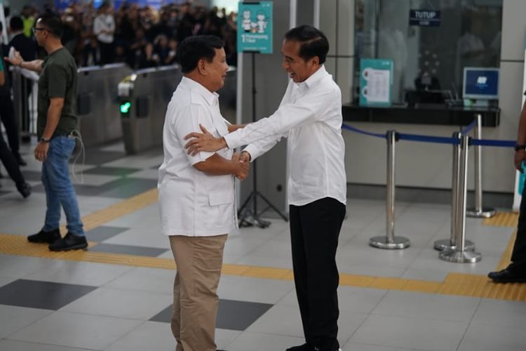 Jokowi - Prabowo bertemu di Stasiun MRT. Foto | Kompas.com/Kristian Erdianto
