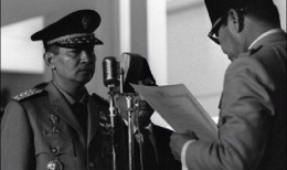 Soeharto mendapat 'mandat' sebagai Presiden dari Soekarno (Sumber foto: Arsip Nasional/Republika) 