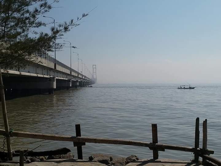 Pantai dan Laut di Bawah arah jembatan Suramadu. Photo by Ari