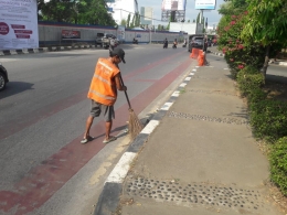 Komitmen dan Konsistensi Semangat Para Petugas Kebersihan Kecamatan Panakukkang Menyapu Sampah Jalanan/dokpri