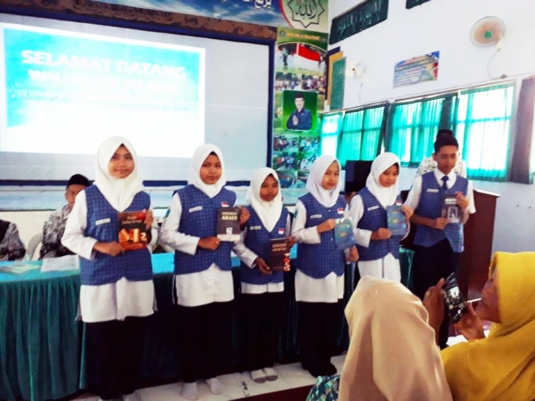 Siswa dengan buku karyanya