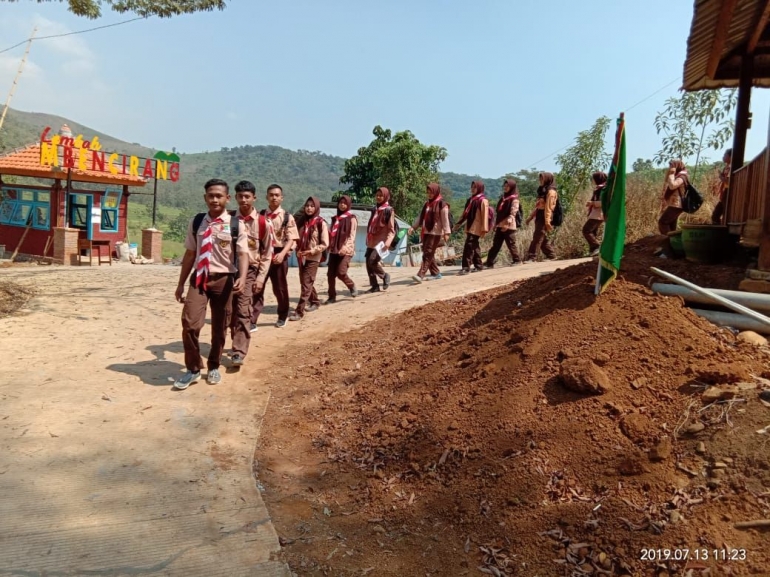 Anggota SWK berjalan kaki menuju Lembah Mbencirang (Foto : Pendim 0815 Mjk)