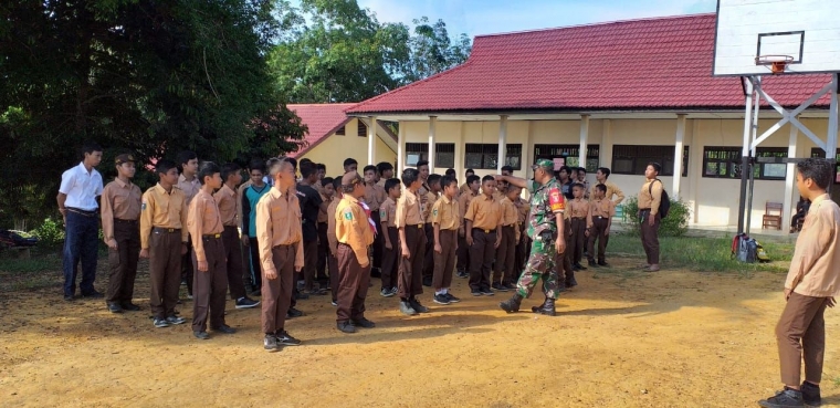 76 siswa baru SMP NEgeri 13 Muara Muntai sedang diberikan materi PBB oleh Babinsa Koramil 10/Muara Muntai