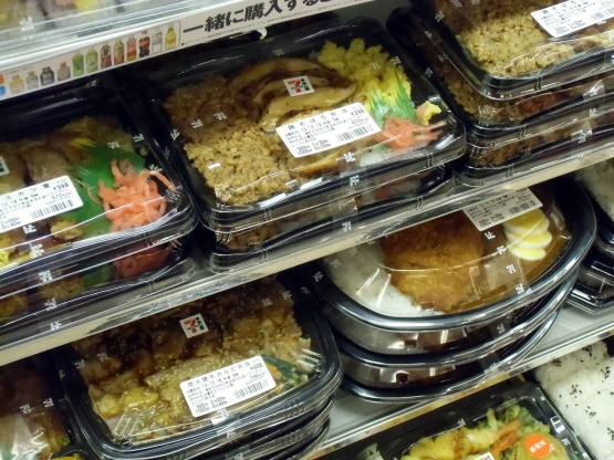 Dokpri. Bento menggiurkan, dengan harga tidak lebih dari 600 Yen, makan enak, kenyang dan murah! Minimart di Jepang benar2 