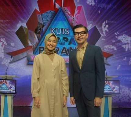 Dua pembawa acara Kuis Siapa Berani yang tayang di TVRI. (sumber: instagram.com/arohali)