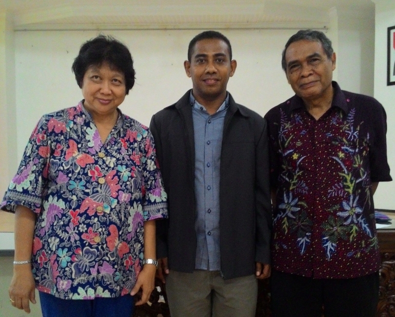 Foto: Kenangan bersama Prof. Herawati dan Prof. Corebima selaku Motivator penulis saat kuliah di Program Pascasarjana Universitas Negeri Malang tahun 2014