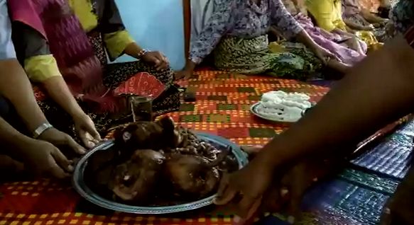 Penyampaian makanan secara adat dalam masyarakat Batak Toba (Foto: gobatak.com)