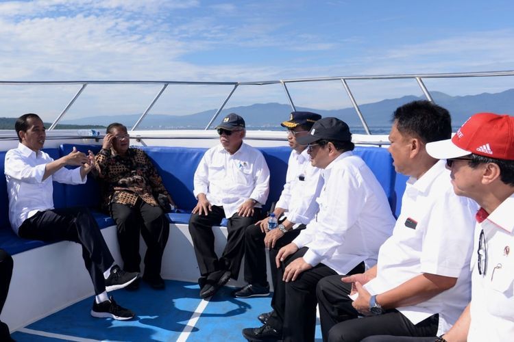 Presiden Joko Widodo dalam rangkaian kunjungan kerja ke Provinsi Sulawesi Utara, menjunjungi Taman Nasional Bunaken yang dikenal memiliki keindahan bawah laut dan kaya akan keanekaragaman hayati. (Foto: Biro pers setpres)
