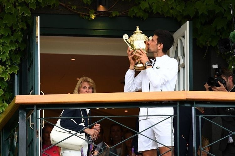 Novak Djokovic menjadi juara Wimbledon 2019 untuk nomor tunggal putra seusai mengalahkan Roger Federer dalam pertarungan 5 set, 14 Juli 2019. (AFP/DANIEL LEAL-OLIVAS)
