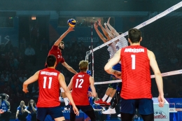 Aaron Russel melakukan spike dihadang 2 blocker Rusia pada final VNL 2019| Sumber: www.volleyball.world