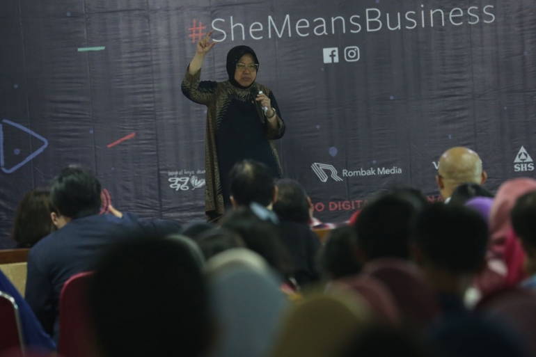 Bu Risma saat mengobarkan semangat pelaku UMKM saat acara #SheMeansBusiness/Dok. Humas Pemkot Surabaya