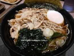 Soba panas dengan topping daging babi dan sebutir telur, dengan seaweed basah dan seaweed kering. Seaweed basah, jika dimakan, 'kinyel-kinyel'. Dan seaweed kering, rasanya gurih dn ... krius ... krius ... krius ... Gurih sekali! | Dokumentasi pribadi