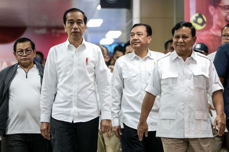 Presiden Joko Widodo dan Ketua Umum Partai Gerindra, Prabowo Subianto memberikan keterangan pers di Stasiun MRT Senayan, Jakarta Pusat, Sabtu (13/7/2019). Kedua kontestan dalam Pemilihan Umum Presiden dan Wakil Presiden tahun 2019 lalu ini bertemu di Stasiun MRT Lebak Bulus dan selanjutnya naik MRT dan diakhiri dengan makan siang bersama.(KOMPAS.com/GARRY LOTULUNG)