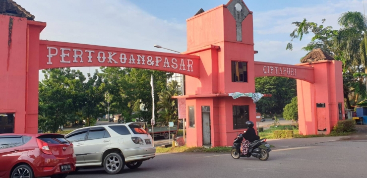 Pertokoan & Pasar Ciptapuri, Daerah Tiban.