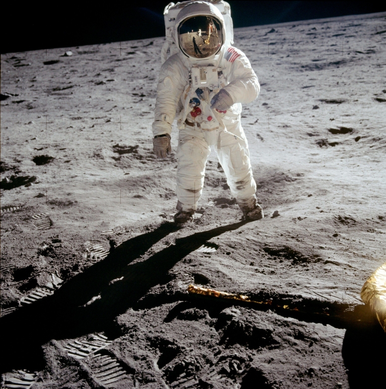 Edwin Aldrin pada saat menginjakkan kaki di bulan pada misi Apollo 11 (hq.nasa.gov) Misi