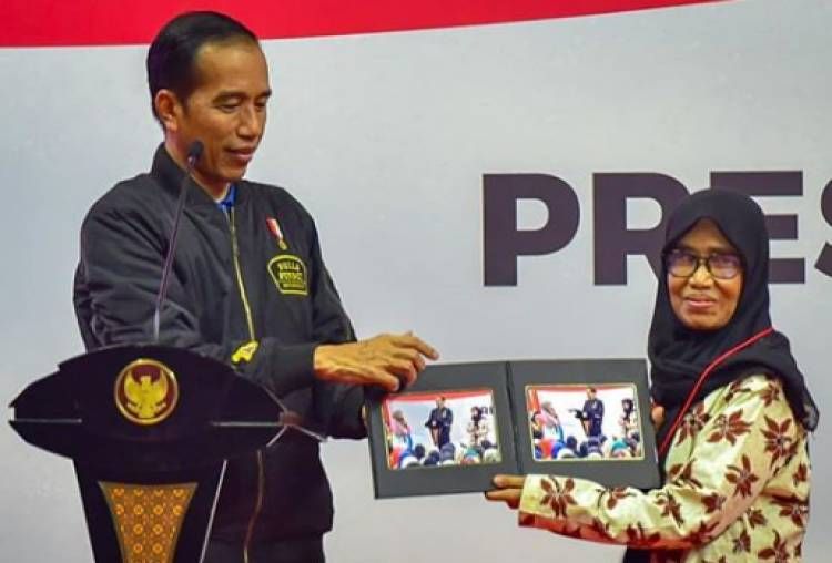 Jokowi ganti sepda dengan hadiah foto. (istimewa)