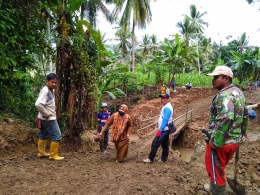 BELUM PERNAH DIASPAL. Belum semua jalanan di Kabupaten Enrekang diaspal. Seperti jalanan pada sepanjang jalan di Desa Buttu Batu, Kecamatan Enrekang. Seperti yang terjadi belum lama ini, warga harus menyeberang dengan menggunakan jembatan darurat.  (FOTO DOK. PRIBADI)