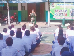 Wadanramil Wonocolo saat memberikan pembekalan wawasan  kebangsaan kepada Siswa dan Siswi SMK PGRI 1 Surabaya pada Pengenalan Lingkungan Sekolah (dok. pribadi)