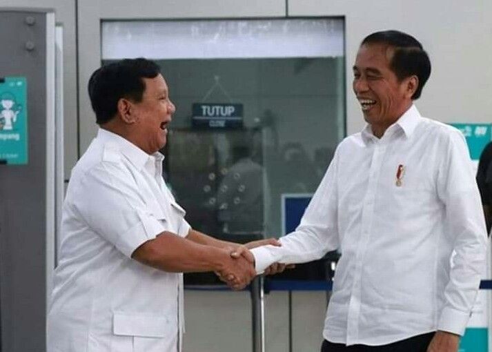 Jokowi dan Prabowo salaman pasca pemiihan umum (Sumber: https://www.detik.com )