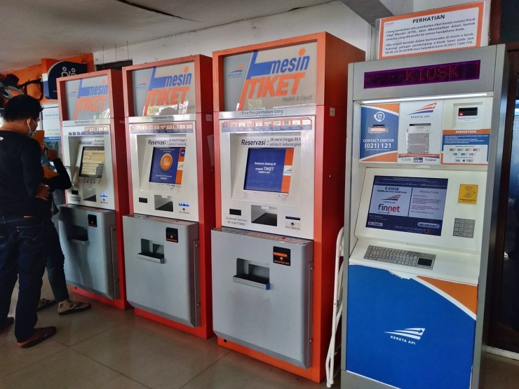 Mesin tiket kereta api yang menggunakan uang tunai dan kartu debit PRIMA sebagai metode pembayaran. - Dokpri