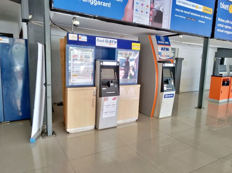 Mesin ATM jaringan prima yang banyak tersebar di dekat loket stasiun. - Dokpri