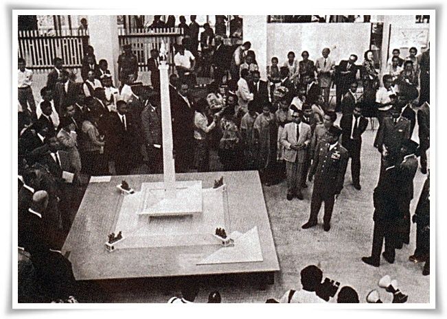 Presiden Soekarno memperhatikan rancangan Tugu Nasional (Sumber: Makalah Ibu Yuke)