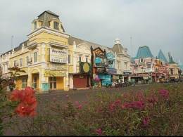 Deskripsi ; Kawasan Komersial di Kota Wisata Cibubur I Sumber Foto : dokpri