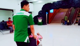 Petugas mengantar penumpang lansia di Bandara Soekarno-Hatta (Dokpri)