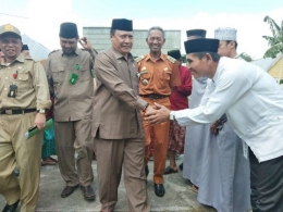 Misbahuddin (bersalaman) saat tiba di Kantor Desa Lumpangang (15/07/19).