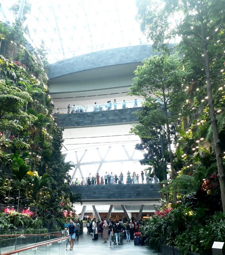 Tanaman di sepanjang Jewel Changi Airport (Dok. pribadi)