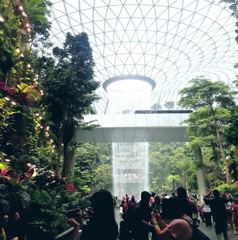 Sky Train di Jewel Changi Airport (Dok. Pribadi)