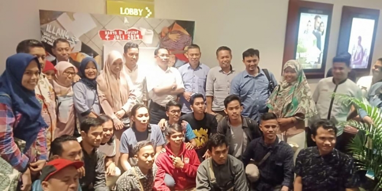 Foto bersama setelah nonton bareng