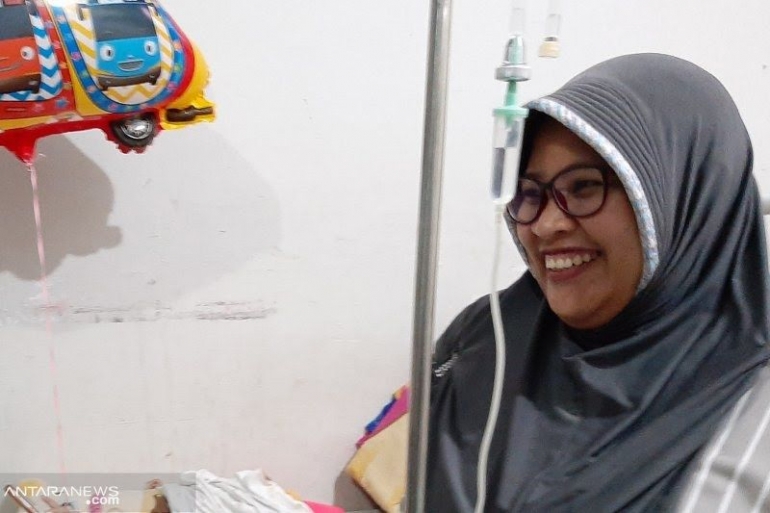 Salah satu orang tua siswa yang menjadi korban keracunan makanan di Keramat Pela, Kebayoran Baru, di RS Muhammadiyah, Jakarta Selatan, Rabu (17/7/2019). (ANTARA/Prisca Triferna)