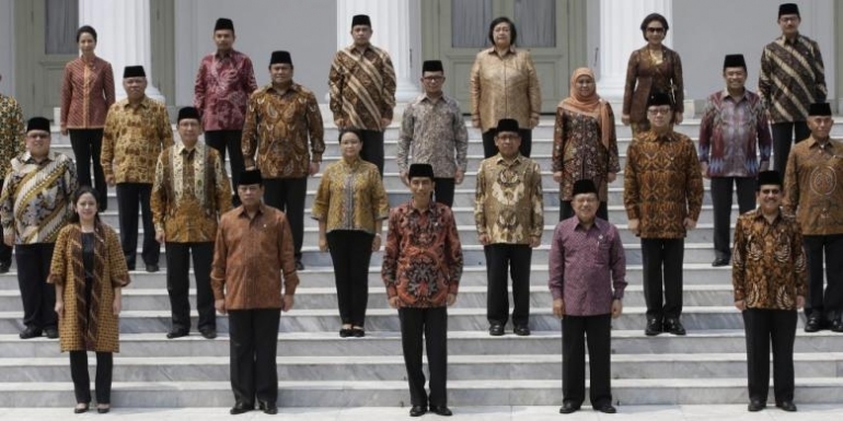 Indonesian President Joko Widodo, front row center, and his deputy Jusuf Kalla, front row second right, pose for photographers with the newly appointed cabinet ministers after their the inauguration ceremony at the presidential palace in Jakarta, Indonesia, Monday, Oct. 27, 2014. (AP Photo/Dita Alangkara)