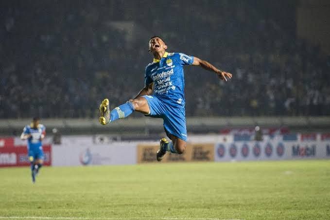 Febri Haryadi mencetak kedua gol kemenangan atas Kalteng Putra (bola.tempo.co)