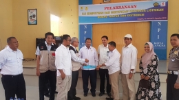 Ketua DPD Aklindo Aceh, Nazaruddin IB menyerahkan berkas peserta pelatihan uji kompetensi dan sertifikasi ketenagalistrikan bidang Yantek dan Distribusi di Langsa, Rabu (17/7/2019).
